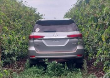 SW4 roubada é encontrada pela Polícia Militar em meio a cafezal