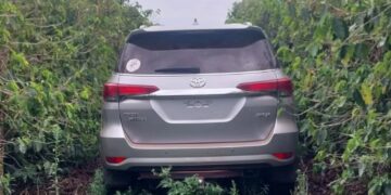 SW4 roubada é encontrada pela Polícia Militar em meio a cafezal