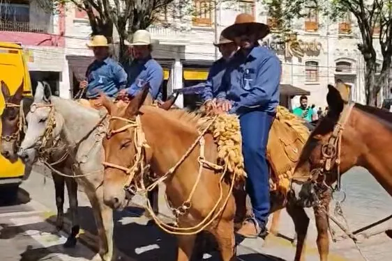 VÍDEO | Comitiva Topa Parada de Carmo chega a Aparecida do Norte após vários dias de cavalgada