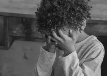 Menino de 7 anos tem boca queimada pela MÃE após comer doces antes do jantar