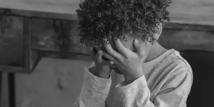 Menino de 7 anos tem boca queimada pela MÃE após comer doces antes do jantar