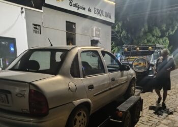 QUEM DEVE TEME: Motorista foge abandonando carro, após avistar viatura no centro de Carmo do Rio Claro