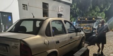 QUEM DEVE TEME: Motorista foge abandonando carro, após avistar viatura no centro de Carmo do Rio Claro
