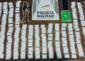 VÍDEO | PM realiza operação e apreende drogas; homem foge durante abordagem