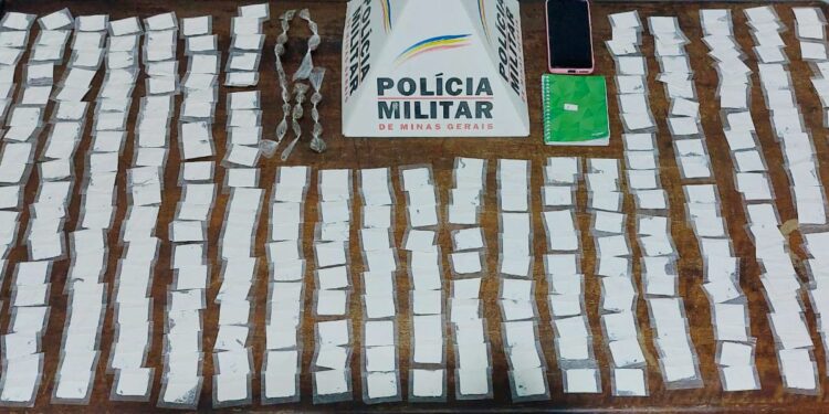 VÍDEO | PM realiza operação e apreende drogas; homem foge durante abordagem
