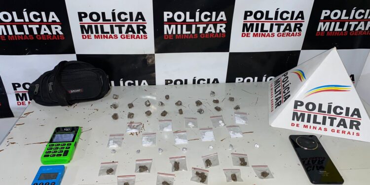 PM apreende drogas e máquinas de cartão após denúncia no bairro Porto, em Carmo do Rio Claro (MG)