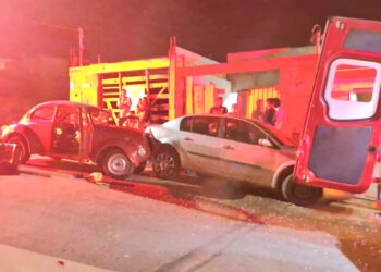 Motorista fica ferido após perder controle de fusca e bater em carro estacionado