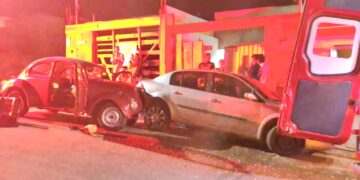 Motorista fica ferido após perder controle de fusca e bater em carro estacionado