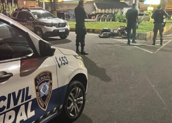 Motociclista fica ferido após bater em mureta de rotatória