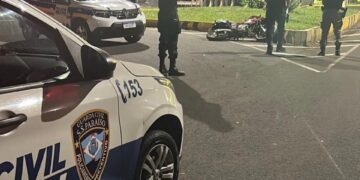 Motociclista fica ferido após bater em mureta de rotatória