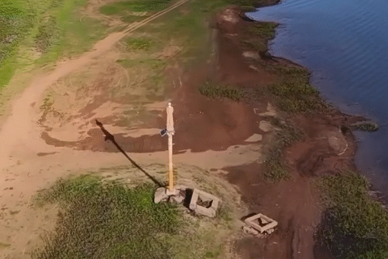 VÍDEO | Baixa do Lago de Furnas revela escombros de antiga igreja que estava submersa