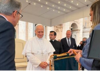 Papa recebe artesanato de Sabará 