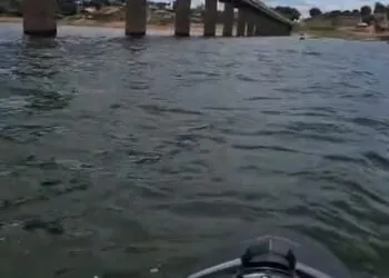VÍDEO | Piloto de jet ski alerta para risco após baixa do Lago de Furnas expor ponte antiga