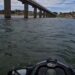 VÍDEO | Piloto de jet ski alerta para risco após baixa do Lago de Furnas expor ponte antiga