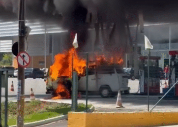 VÍDEO | Kombi incendeia em posto de combustíveis