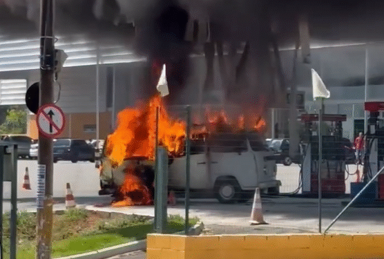 VÍDEO | Kombi incendeia em posto de combustíveis