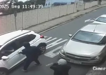VÍDEO | Criminosos rendem motorista e fogem com carro em Poços de Caldas
