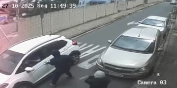 VÍDEO | Criminosos rendem motorista e fogem com carro em Poços de Caldas
