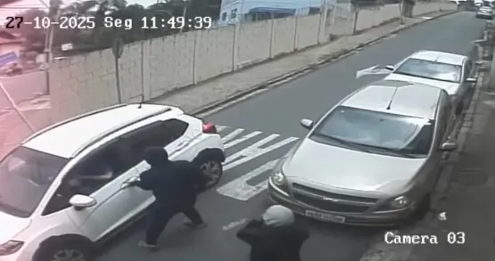 VÍDEO | Criminosos rendem motorista e fogem com carro em Poços de Caldas