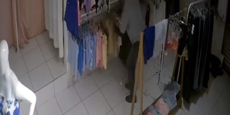 VÍDEO | Loja é furtada durante a madrugada em Paraguaçu; câmeras registram a ação