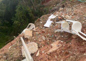 Moradora denuncia descarte irregular de lixo em área de obra na Rua Joaquim Pio Vilela em Carmo