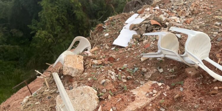 Moradora denuncia descarte irregular de lixo em área de obra na Rua Joaquim Pio Vilela em Carmo