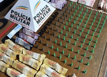 Quatro menores são apreendidos com drogas durante operação policial em área de tráfico intenso