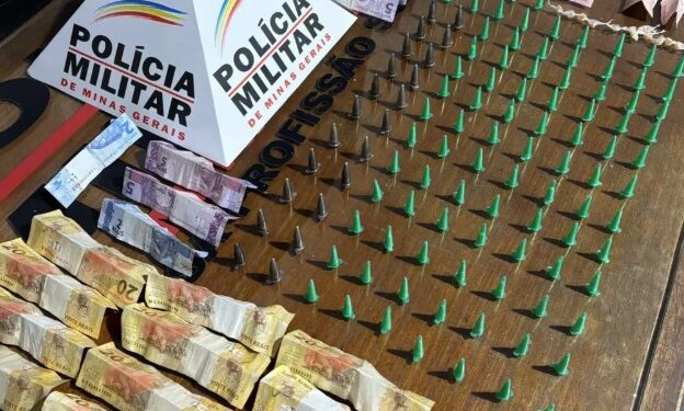 Quatro menores são apreendidos com drogas durante operação policial em área de tráfico intenso