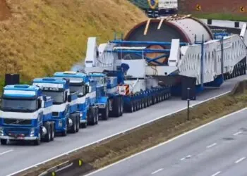 Megacarreta de 123 metros retoma viagem pela BR-381 após pausa por causa da chuva