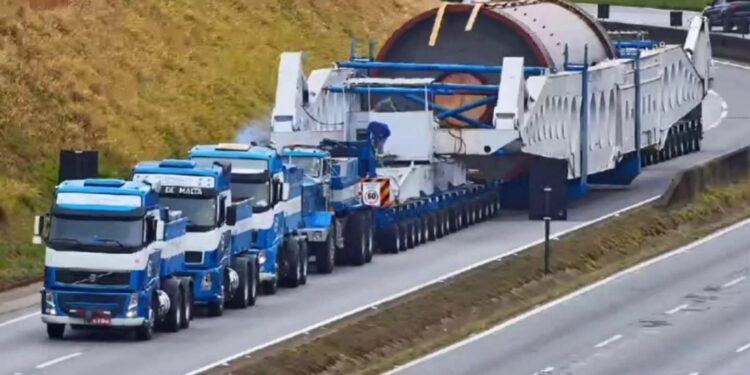 Megacarreta de 123 metros retoma viagem pela BR-381 após pausa por causa da chuva