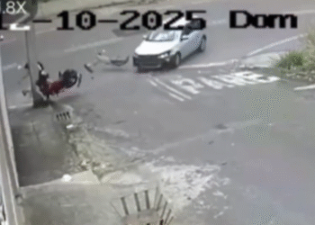 VÍDEO | LAMENTÁVEL: Motociclista morre após ser arremessado contra poste em grave acidente