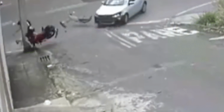 VÍDEO | LAMENTÁVEL: Motociclista morre após ser arremessado contra poste em grave acidente
