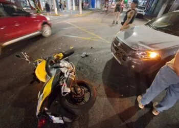 Colisão entre moto e carro deixa jovem ferido