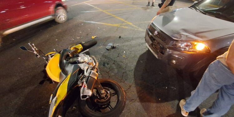 Colisão entre moto e carro deixa jovem ferido