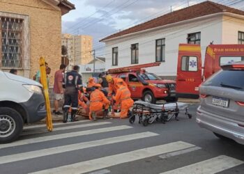 Motociclista fica ferido em colisão com carro em cruzamento movimentado de Alfenas