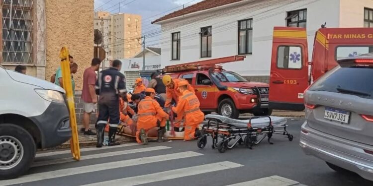 Motociclista fica ferido em colisão com carro em cruzamento movimentado de Alfenas
