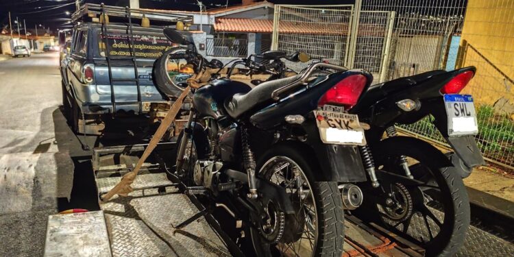 Motocicletas são aprendidas durante operação Batida Policial em Carmo do Rio Claro (MG)