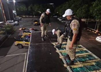 VÍDEO | PMRv apreende mais de meia tonelada de cocaína em Campina Verde (MG)