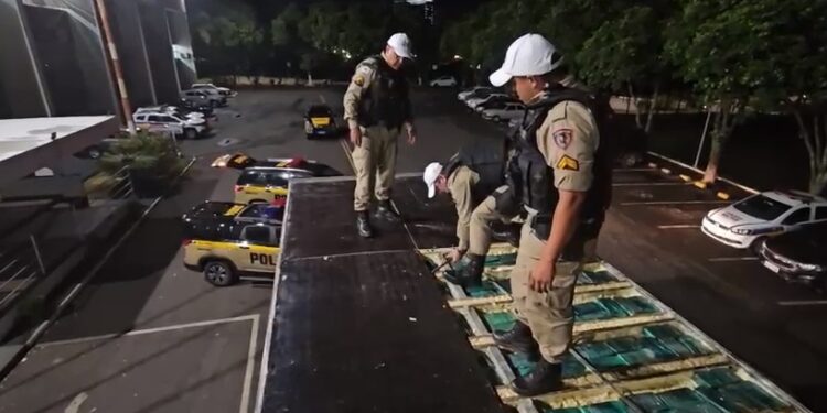 VÍDEO | PMRv apreende mais de meia tonelada de cocaína em Campina Verde (MG)