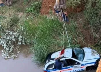 Viatura da PM cai em rio durante atendimento a ocorrência