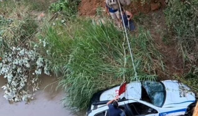 Viatura da PM cai em rio durante atendimento a ocorrência