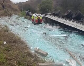 Carreta carregada de vidro tomba e motorista fica preso às ferragens na BR-116