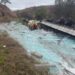 Carreta carregada de vidro tomba e motorista fica preso às ferragens na BR-116