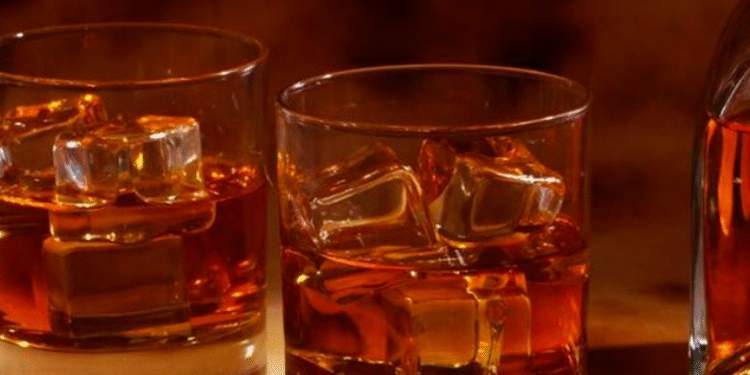 Homem morre em Minas e polícia investiga possível intoxicação por álcool