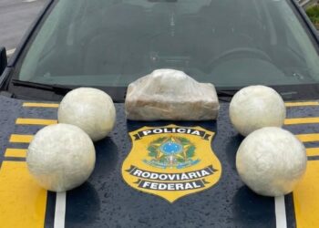 PRF intercepta ônibus na Fernão Dias e apreende mais de 5 kg de cocaína