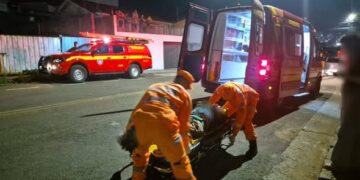 Bombeiros socorrem idoso atropelado em via urbana