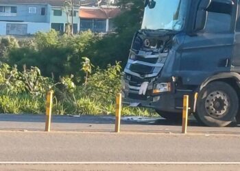 Acidente na MGC-491 próximo a bordel deixa carreta danificada