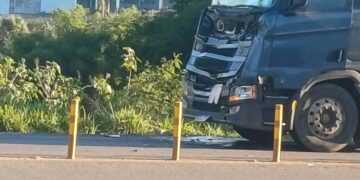 Acidente na MGC-491 próximo a bordel deixa carreta danificada