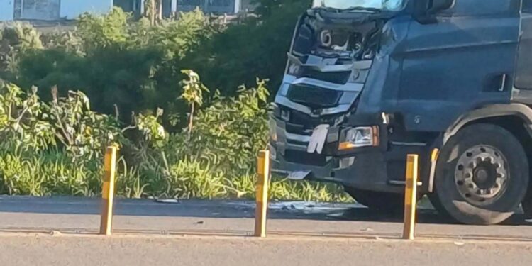 Acidente na MGC-491 próximo a bordel deixa carreta danificada