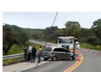 Carro fica danificado após manobra forçada por carreta na MGC-491, próximo ao Restaurante Zé Gordinho